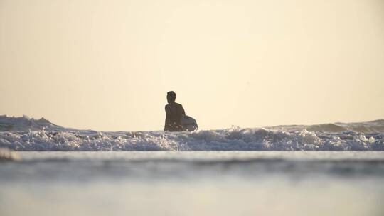 游客在海里冲浪