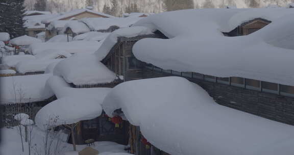 积雪深厚的雪乡特色小屋屋顶景象