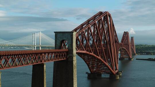英国苏格兰东海岸爱丁堡新旧昆斯费里大桥