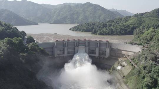 水库开闸泄洪 怒涛翻卷气势如虹视频素材模板下载