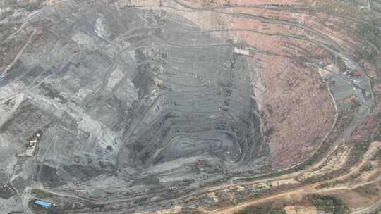 亚洲最深的大孤山铁矿矿坑视频素材模板下载