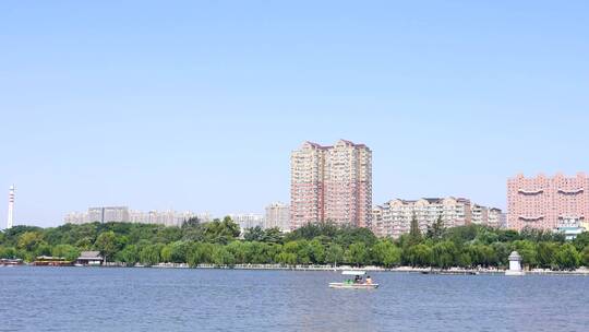 山东济南大明湖公园景区湖面景色与游船游客