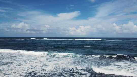 蓝天白云下大海海浪翻滚唯美海岸海景