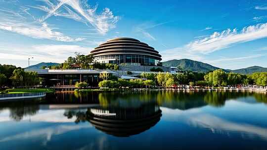湖边现代建筑全景