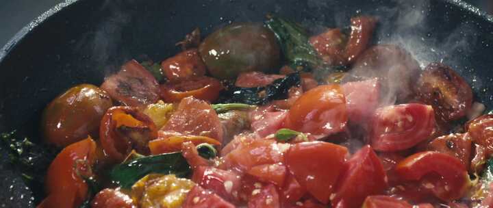 樱桃番茄和其他蔬菜在锅里炖