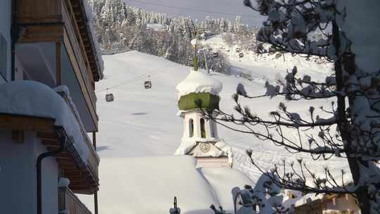 雪山上的滑雪缆车