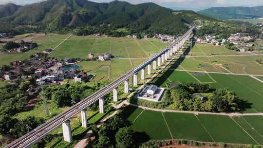 高铁快速行驶乡村稻田田野耕种