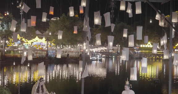 水边夜景挂有灯笼的唯美场景