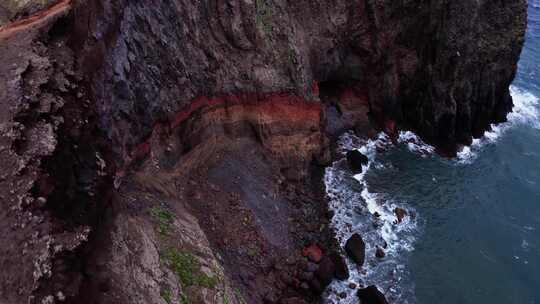 航拍大海海岛海浪冲击礁石蓝天白云