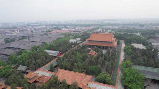 古建筑前传统仪式活动场景