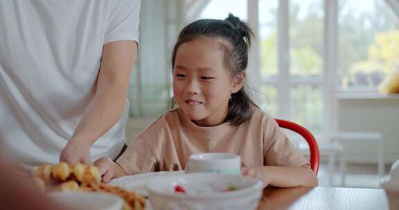 把华夫饼给女孩盘子的人