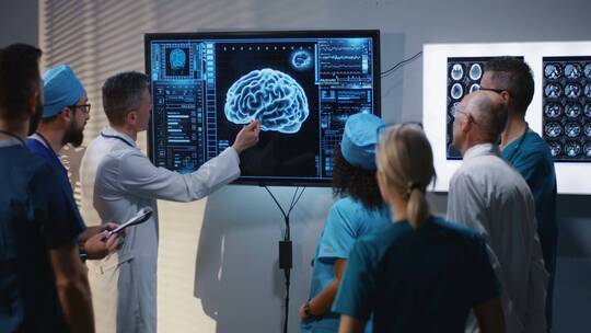 医生中间镜头讨论脑损伤诊断