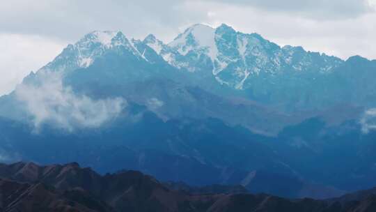 航拍高原雪山