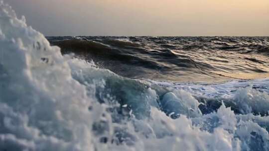 海浪翻滚 浪花 海洋