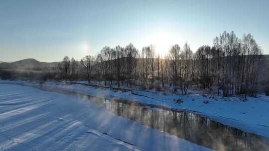 冬季冰河雪林冻雾阳光