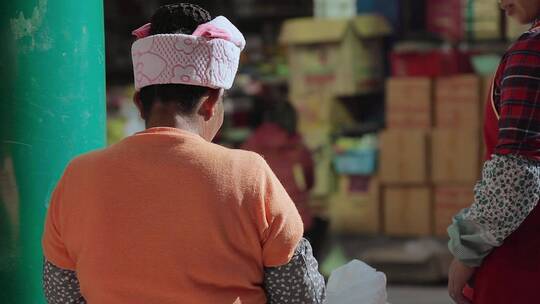 云南德宏芒市街头卖麦芽糖的傣族妇女