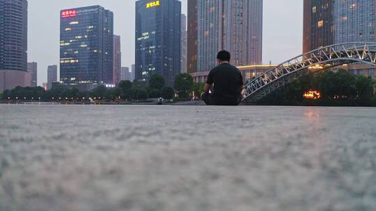 一个人坐着欣赏城市风景,城市生活