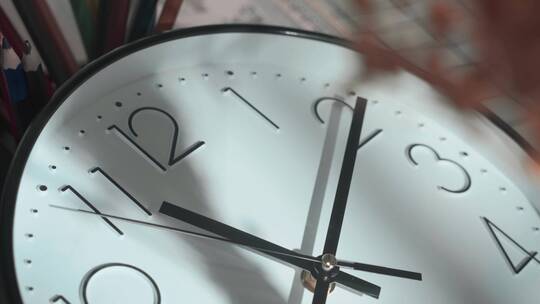 时钟转动光影变化写意空镜