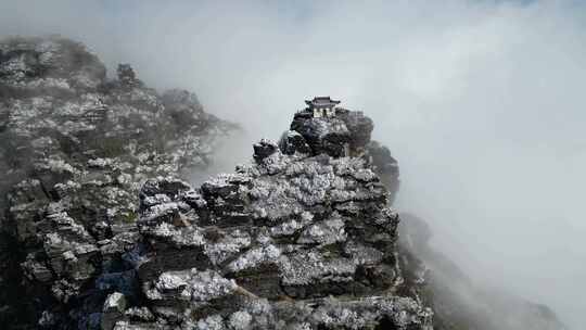 贵州梵净山 冬天 雪 建筑 山顶 云