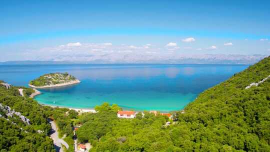 航拍蔚蓝海边海湾风景