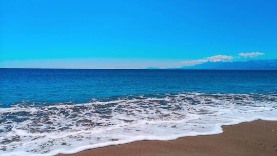 海浪冲刷沙滩