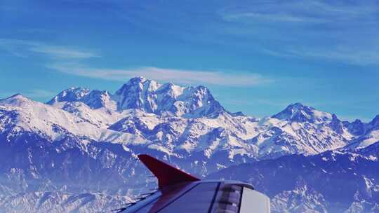 飞机上相机拍的中国新疆博格达峰雪山