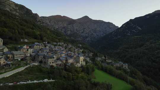 无人机镜头在西班牙比利牛斯山脉的一个历史村庄附近飞行。