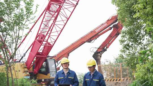 大桥建设工地工程师拿着平板电脑工作视频素材模板下载