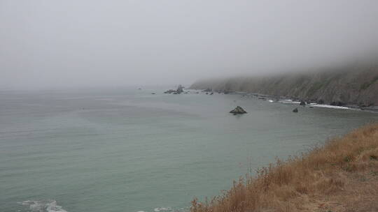 海岸山脉上的雾放大镜头
