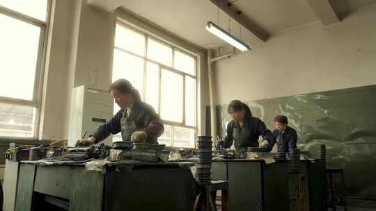 工厂女性工人操作机械九零年代工业制造