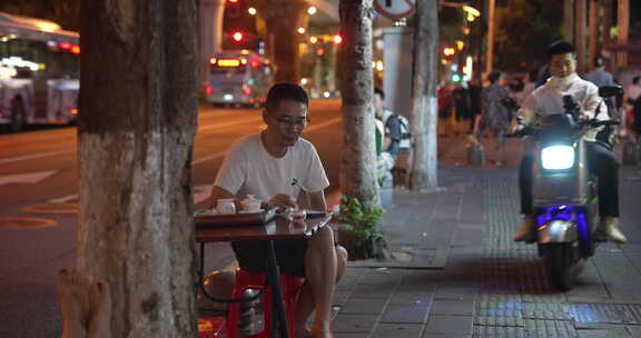 厦门路边喝茶的市民