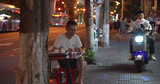 厦门路边喝茶的市民高清在线视频素材下载