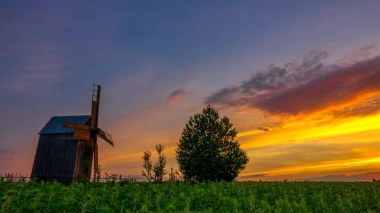 美丽日落时的木制风车