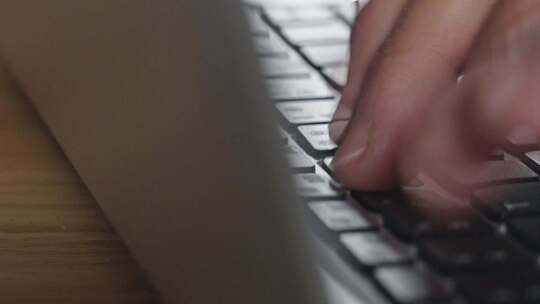 手在电脑键盘上敲击打字特写，商务办公