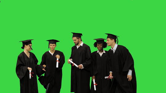 毕业生在绿色背景上准备合影