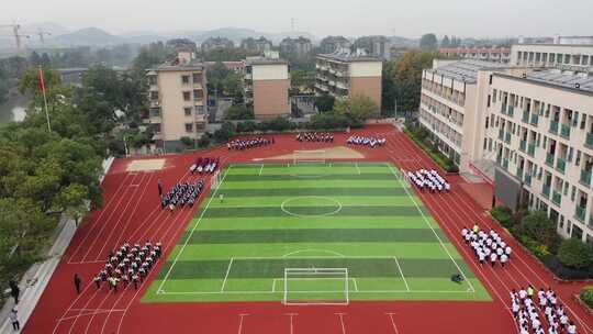 学校操场学生列队跑步场景