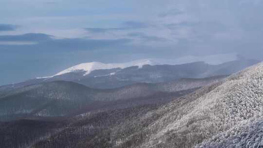 在白雪覆盖的山坡上移动薄雾