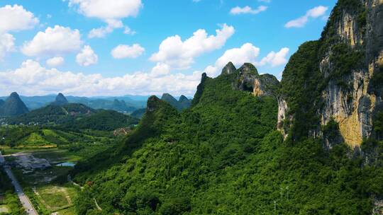 广西桂林山水阳朔月亮山