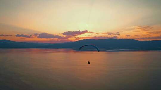 日落时的滑翔伞视频素材模板下载