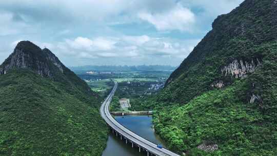 蓝天白云下桂林山间胡泊上的高速公路大桥