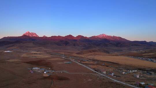 川西塔公草原和雪山日照金山