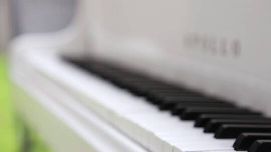 白色钢琴键特写镜头
