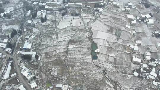 大自然寒潮冬天下雪的村庄田野航拍风景