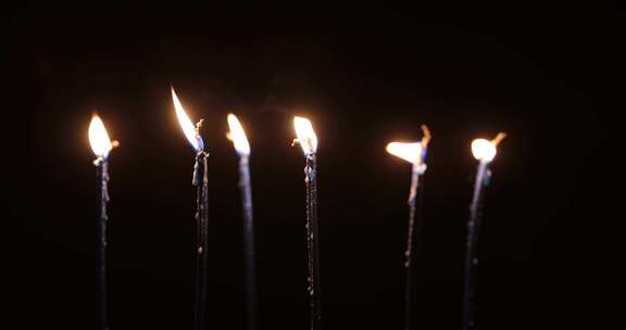 6根蜡烛在燃烧