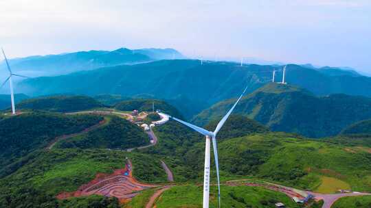 4k无人机航拍高山风车，风力发电素材