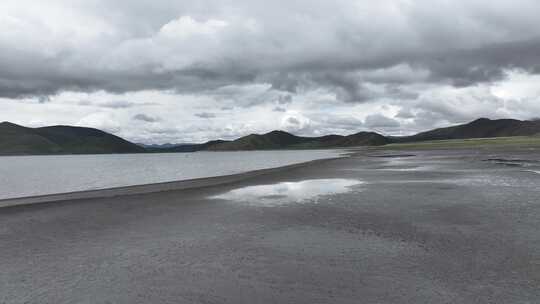 普莫雍措湖岸湿地风光