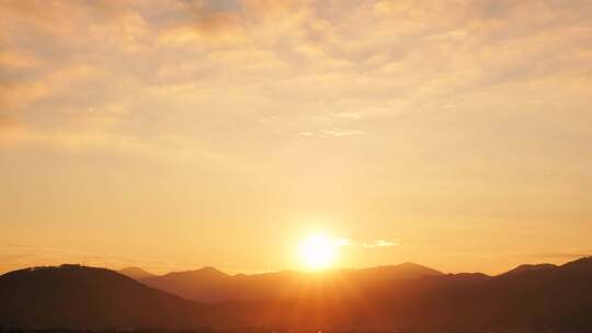 山峰日出延时远山太阳升起来清晨金色天空