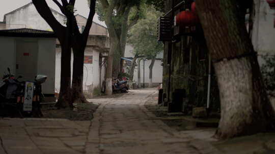 石板路小巷的宁静景象