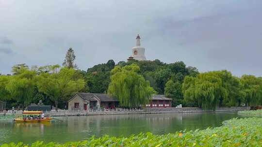 夏季北京首都东城区北海公园湖上游船视频素材模板下载