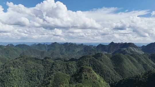 蓝天白云高山